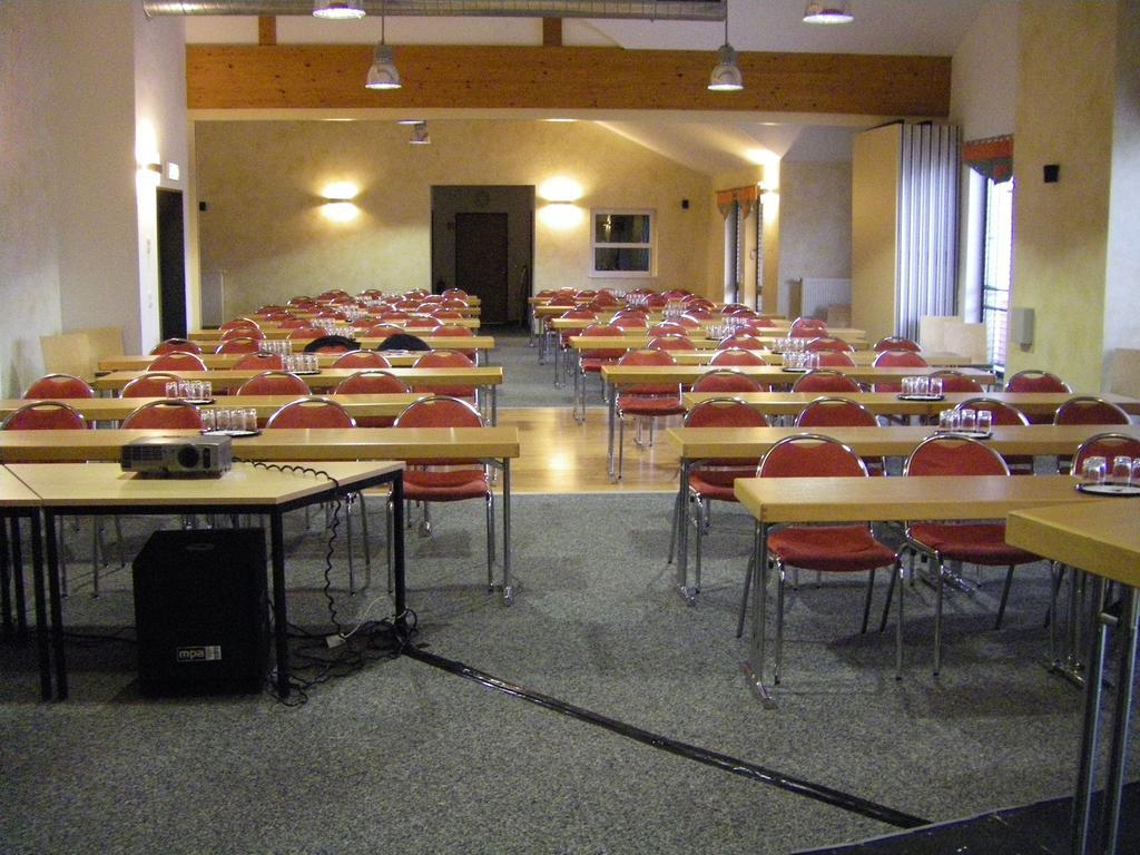 Euroville Jugend- Und Sporthotel เนาม์บวร์ก ภายนอก รูปภาพ