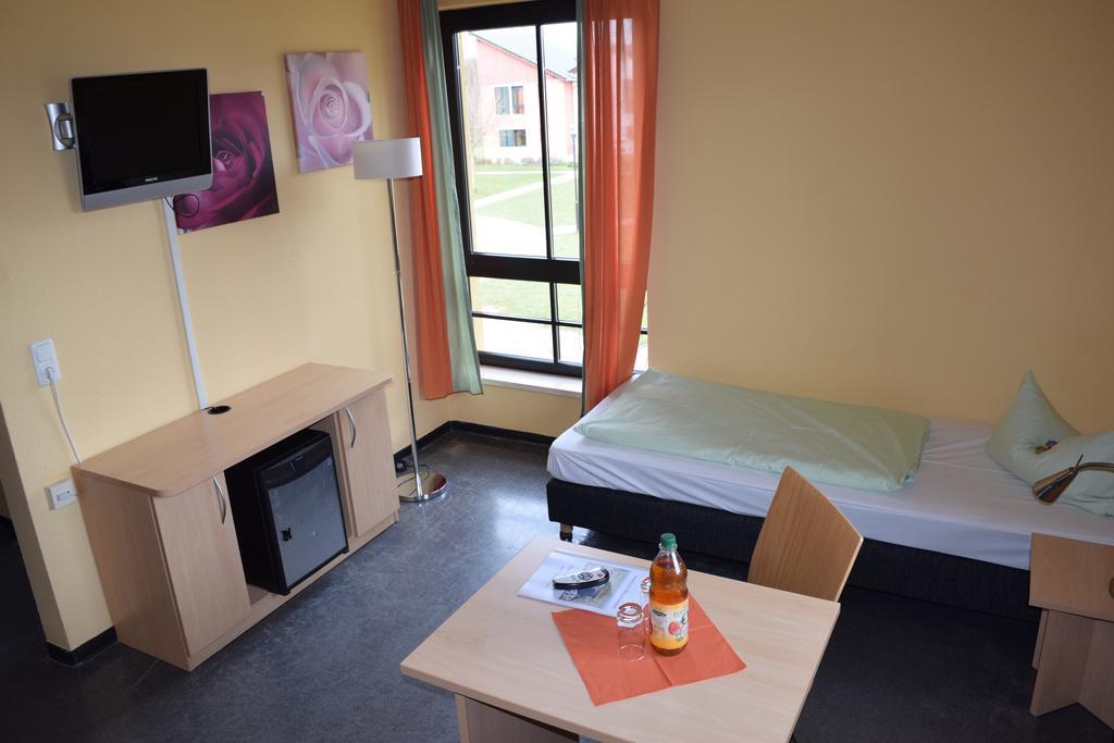 Euroville Jugend- Und Sporthotel เนาม์บวร์ก ภายนอก รูปภาพ
