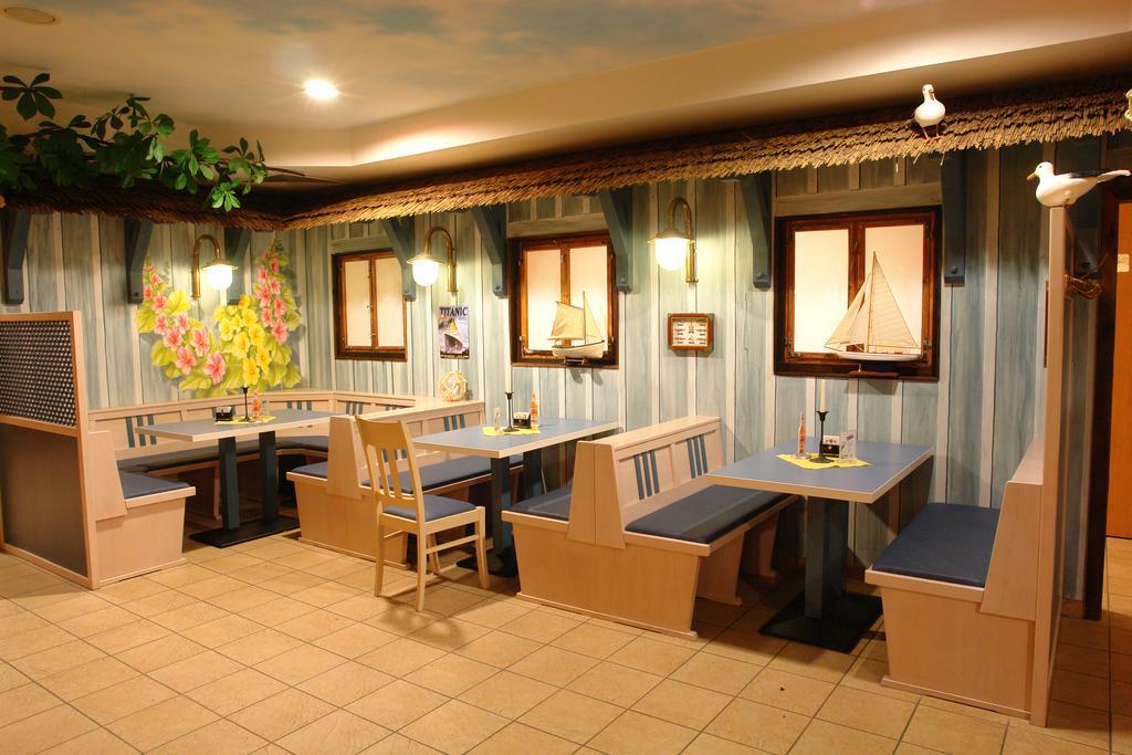Euroville Jugend- Und Sporthotel เนาม์บวร์ก ภายนอก รูปภาพ