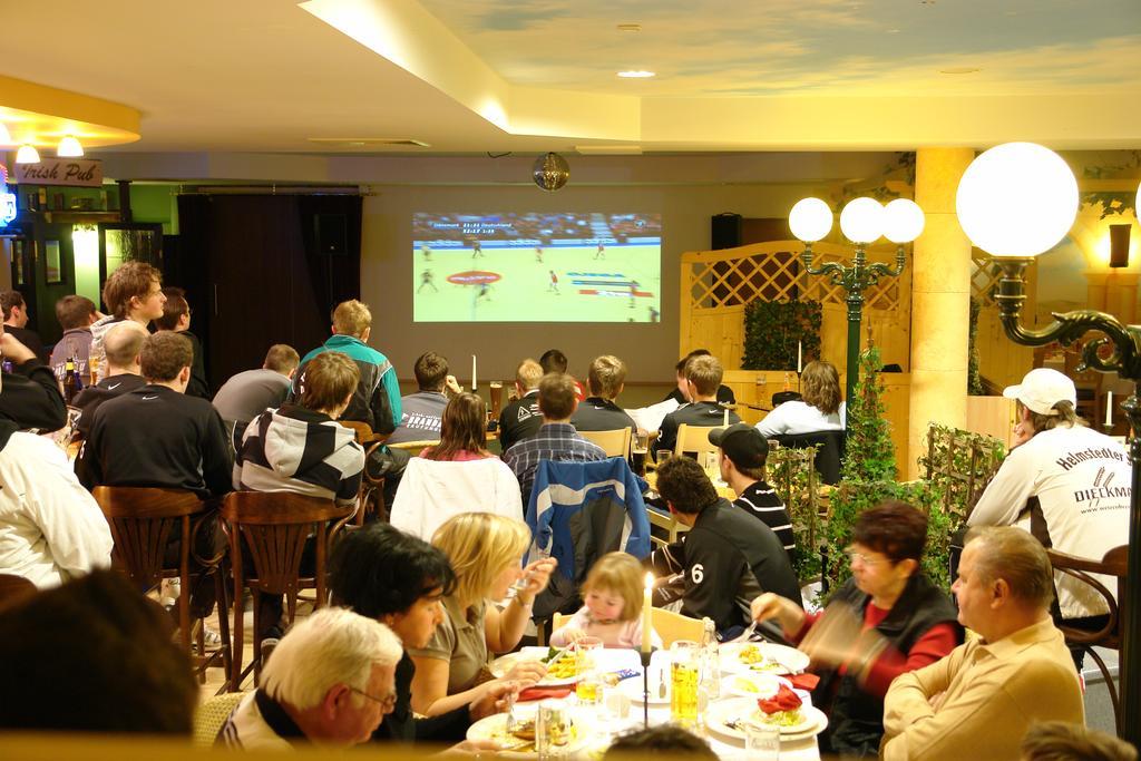 Euroville Jugend- Und Sporthotel เนาม์บวร์ก ภายนอก รูปภาพ