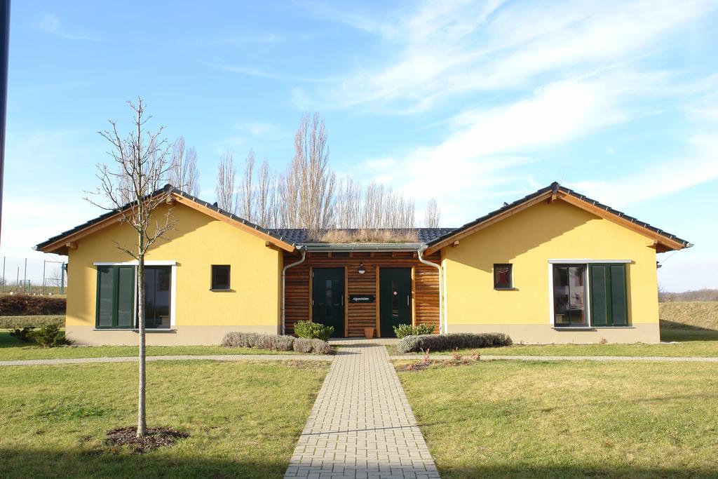 Euroville Jugend- Und Sporthotel เนาม์บวร์ก ภายนอก รูปภาพ