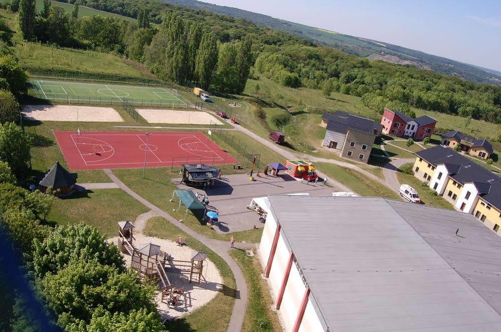 Euroville Jugend- Und Sporthotel เนาม์บวร์ก ภายนอก รูปภาพ