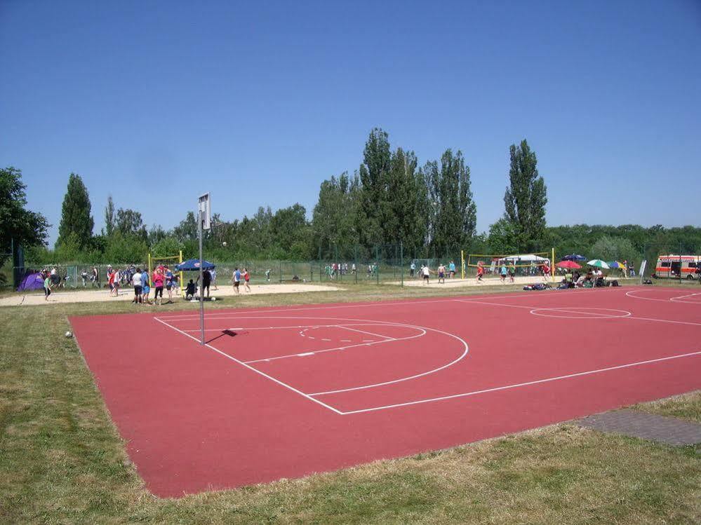 Euroville Jugend- Und Sporthotel เนาม์บวร์ก ภายนอก รูปภาพ